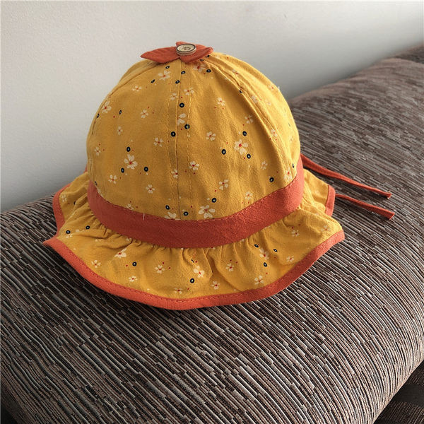 Beebi tekstiilist lokkidega müts