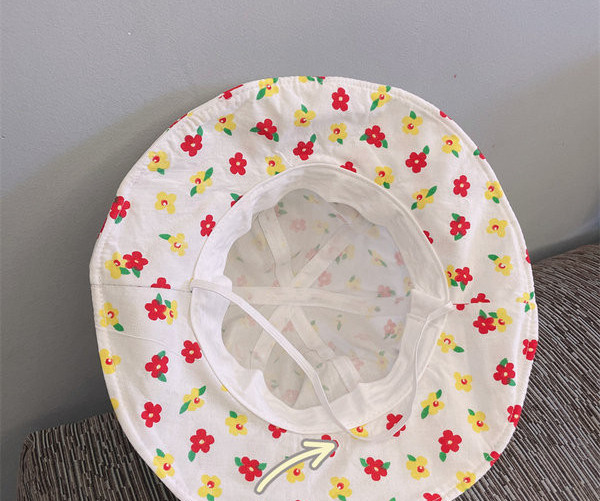 Υφασμάτινο καλοκαιρινό καπέλο με λουλουδάτο μοτίβο