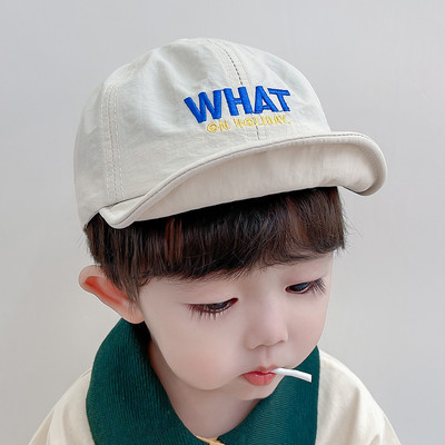 Tikitud sildi ja visiiriga lastemüts poistele