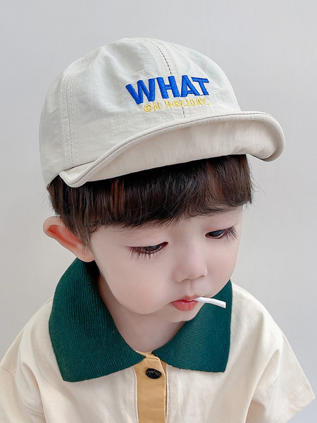 Tikitud sildi ja visiiriga lastemüts poistele