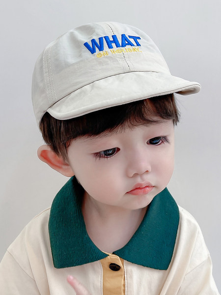 Tikitud sildi ja visiiriga lastemüts poistele