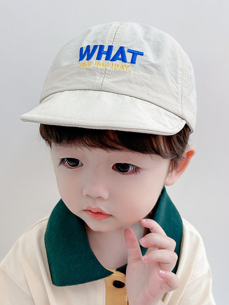 Tikitud sildi ja visiiriga lastemüts poistele