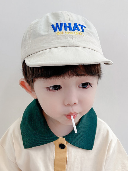 Tikitud sildi ja visiiriga lastemüts poistele