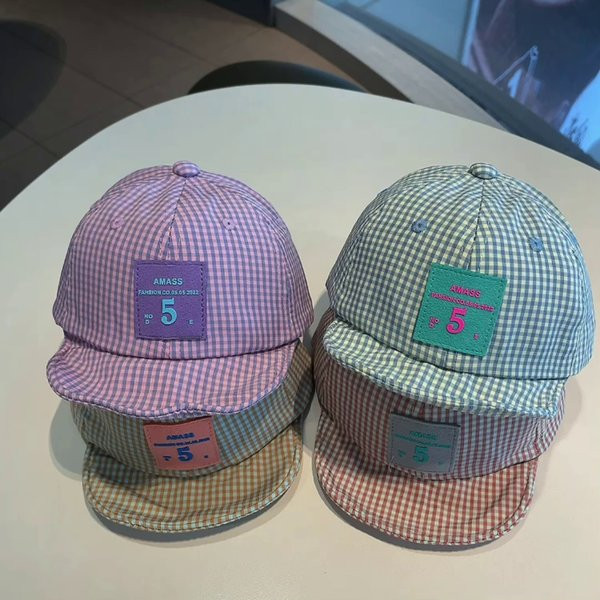 Vaikiška languota kepurė su emblema