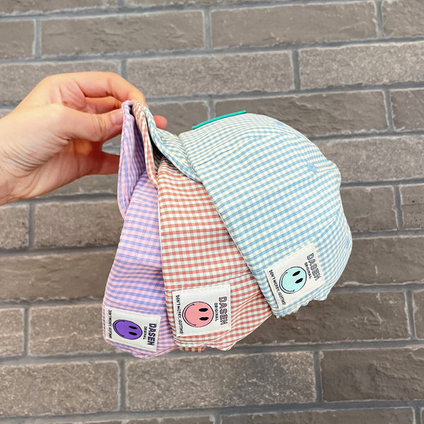 Vaikiška languota kepurė su emblema