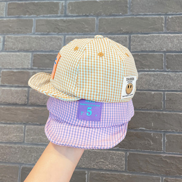 Vaikiška languota kepurė su emblema