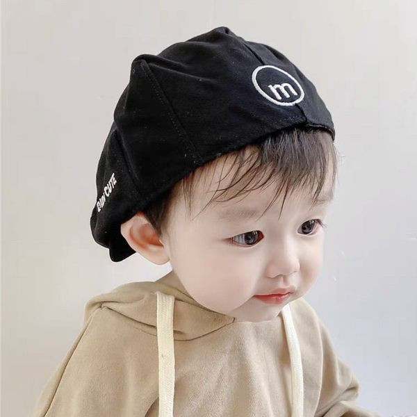 Moodne tikandi ja embleemiga lastemüts