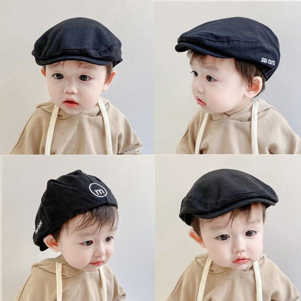 Moodne tikandi ja embleemiga lastemüts