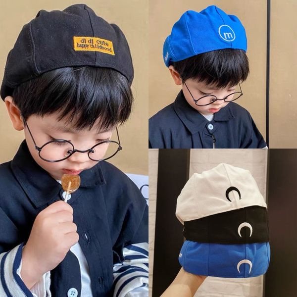 Moodne tikandi ja embleemiga lastemüts