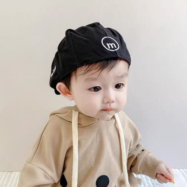 Moodne tikandi ja embleemiga lastemüts