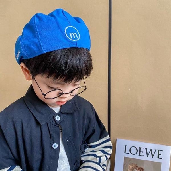 Moodne tikandi ja embleemiga lastemüts