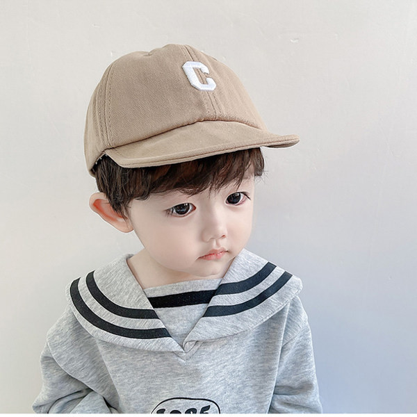 Παιδικό καπέλο με γείσο με κέντημα