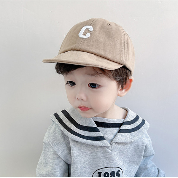 Παιδικό καπέλο με γείσο με κέντημα