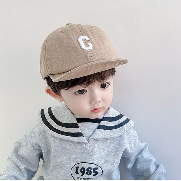 Παιδικό καπέλο με γείσο με κέντημα