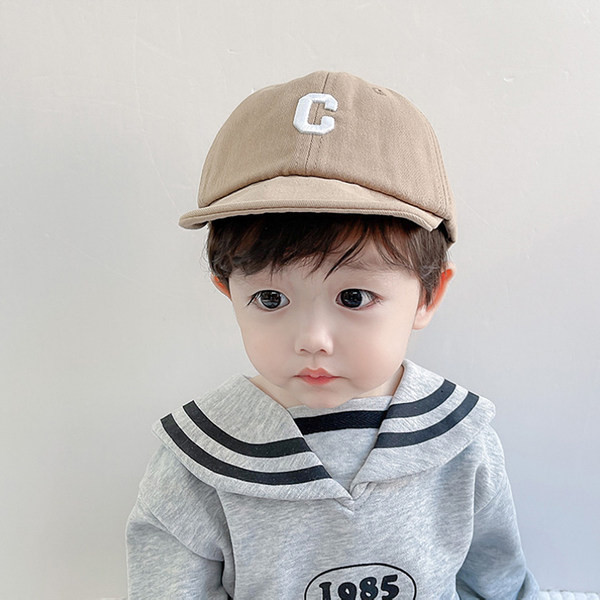 Παιδικό καπέλο με γείσο με κέντημα