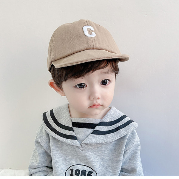 Παιδικό καπέλο με γείσο με κέντημα