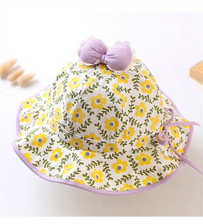 Lillemotiivide ja paelaga laste kaasaegne müts tüdrukutele