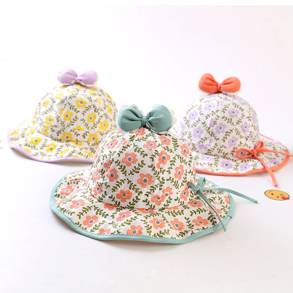 Lillemotiivide ja paelaga laste kaasaegne müts tüdrukutele