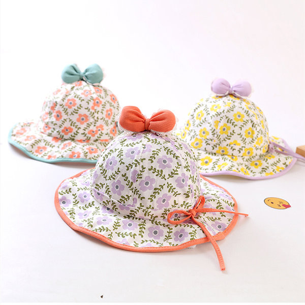 Lillemotiivide ja paelaga laste kaasaegne müts tüdrukutele