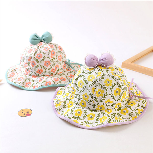 Lillemotiivide ja paelaga laste kaasaegne müts tüdrukutele