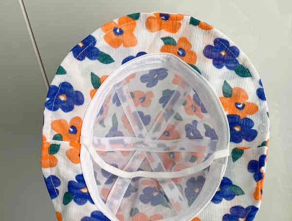 Värviline lillemotiividega lastemüts