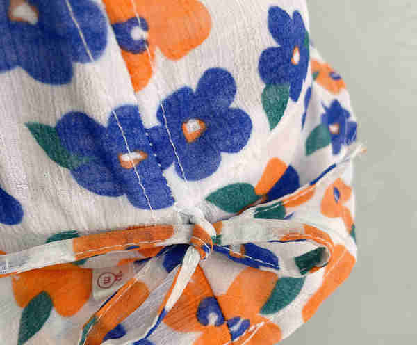 Värviline lillemotiividega lastemüts