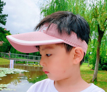 Visiiri ja tikitud kirjaga lastemüts poistele