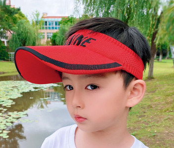 Visiiri ja tikitud kirjaga lastemüts poistele