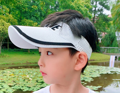 Visiiri ja tikitud kirjaga lastemüts poistele