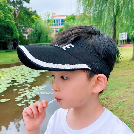 Visiiri ja tikitud kirjaga lastemüts poistele