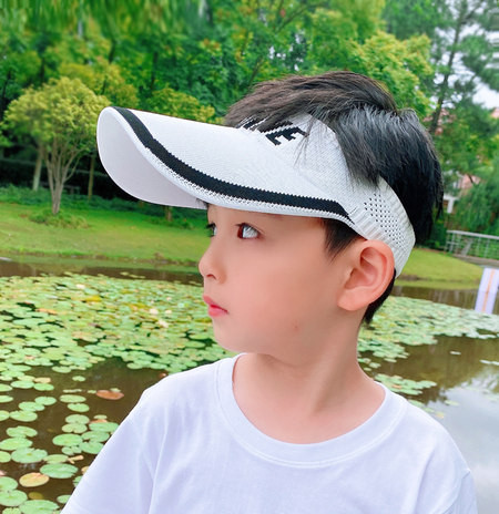 Visiiri ja tikitud kirjaga lastemüts poistele