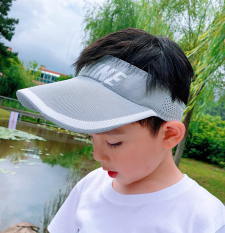 Visiiri ja tikitud kirjaga lastemüts poistele