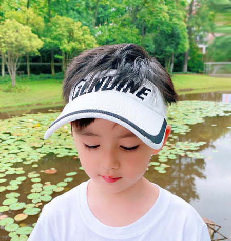 Visiiri ja tikitud kirjaga lastemüts poistele