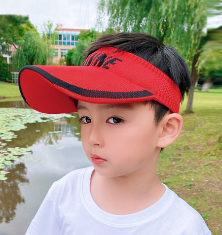 Visiiri ja tikitud kirjaga lastemüts poistele