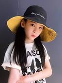 Laste kahepoolne laia äärega müts