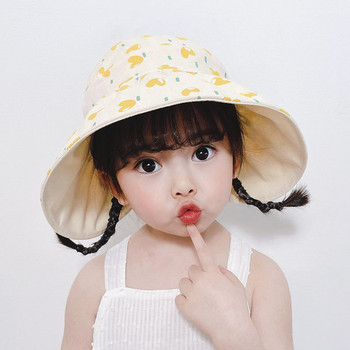 Детска шапка с периферия и връзки за момичета