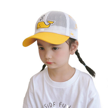 Детска мрежеста шапка с козирка и апликация 