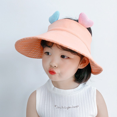 Tikitud tekstiga tekstiilist visiir tüdrukutele