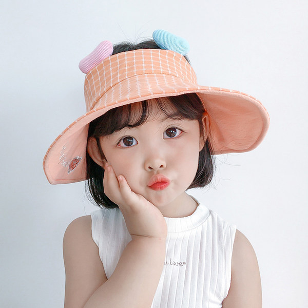 Tikitud tekstiga tekstiilist visiir tüdrukutele