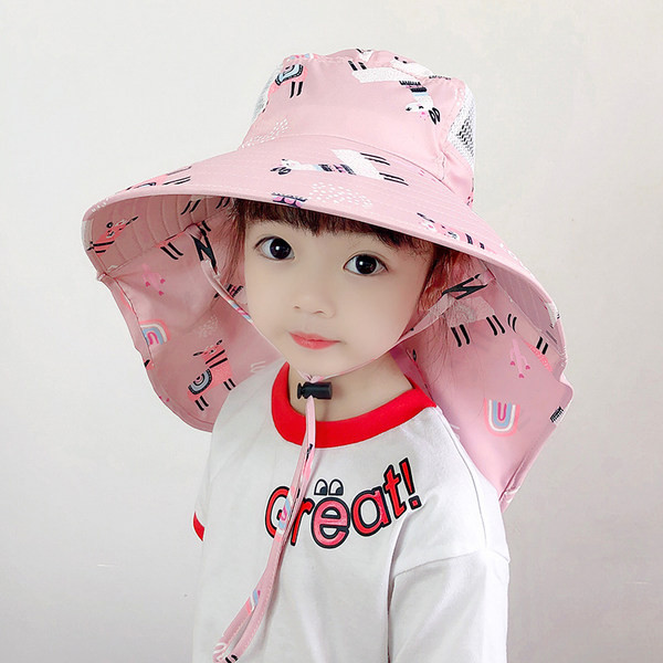 Vasarinė kepurė su spalvotomis aplikacijomis ir dideliu krašteliu