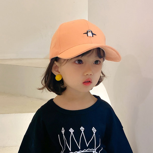 Igapäevane visiiri ja tikandiga lastemüts