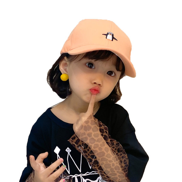 Igapäevane visiiri ja tikandiga lastemüts