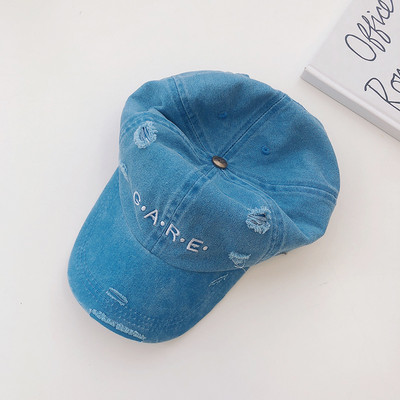 Visiirtikandiga ja rebitud motiividega lastemüts