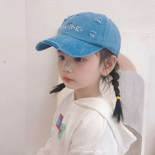 Visiirtikandiga ja rebitud motiividega lastemüts