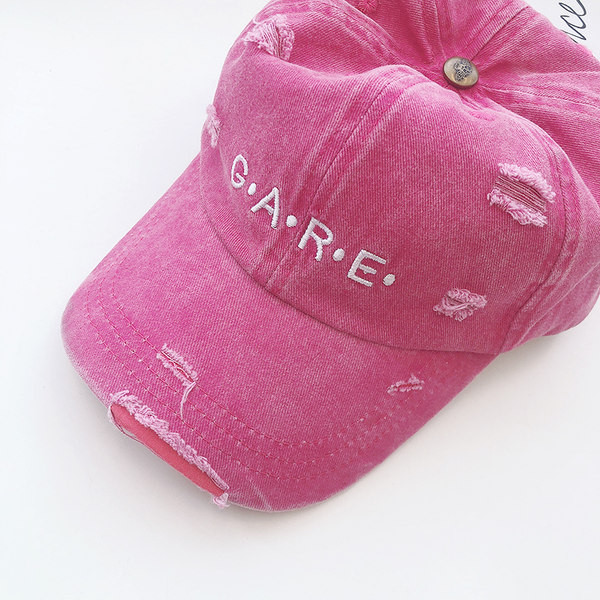 Visiirtikandiga ja rebitud motiividega lastemüts