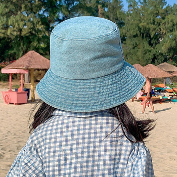 Детска шапка от деним с цветна бродерия