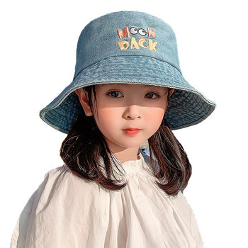 Детска дънкова шапка тип рибарска с бродиран надпис 
