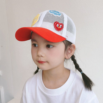 Детска мрежеста шапка с козирка и емблема