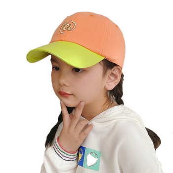 Детска бейзболна шапка с козирка и бродерия