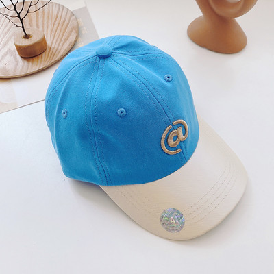 Dječja bejzbol kapa sa šiltom i vezom